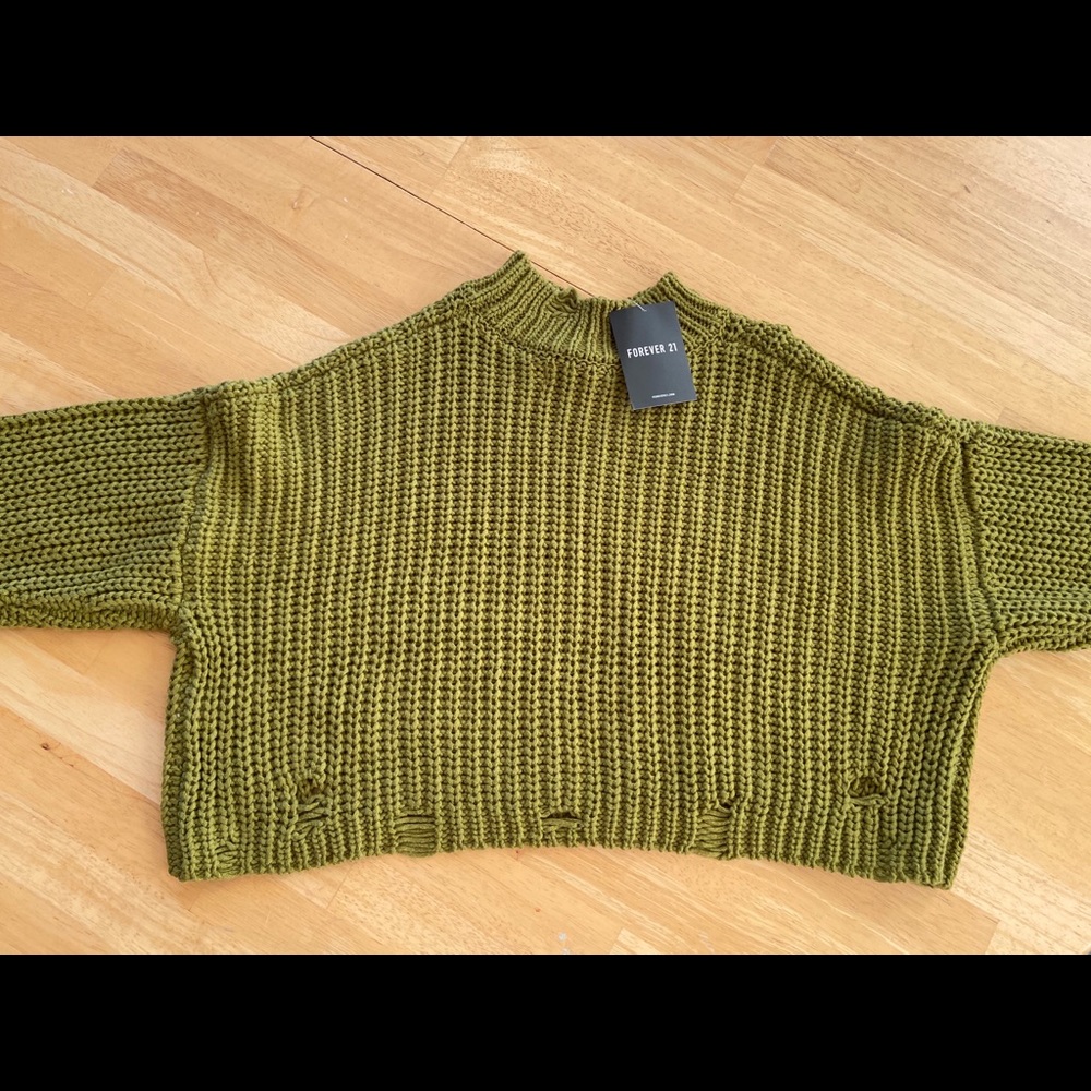 🚨olive green distressed cropped sweater🚨